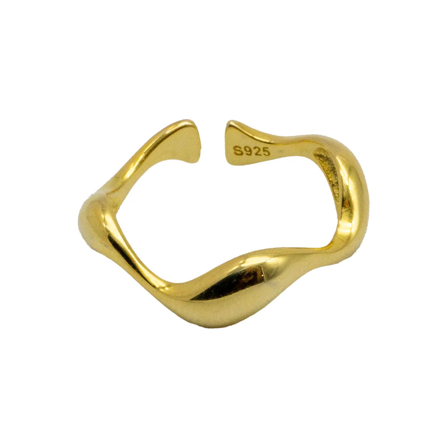 Anillo abierto de diseño bañado en oro sobre fondo blanco.